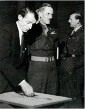 Wilhelm Heiner zeichnet Mr. J.B. Hynd, Chancellor of the Duchy of Lancaster auf der Ausstellung 