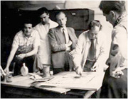 Wilhelm Heiner mit Studenten der Werkkunstschule