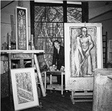 Wilhelm Heiner im Atelier. Im Hintergrund der Karton für das Fenster im Oberbergamt, Bonn, Mai 1955