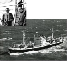 Wilhelm Heiner und Artur Ladebeck bei der Einschiffung zur Mittelmeerreise auf der MS Athen, 2699 BRT, Frachtschiff der Deutschen Levante Linie in Bremerhaven 1957